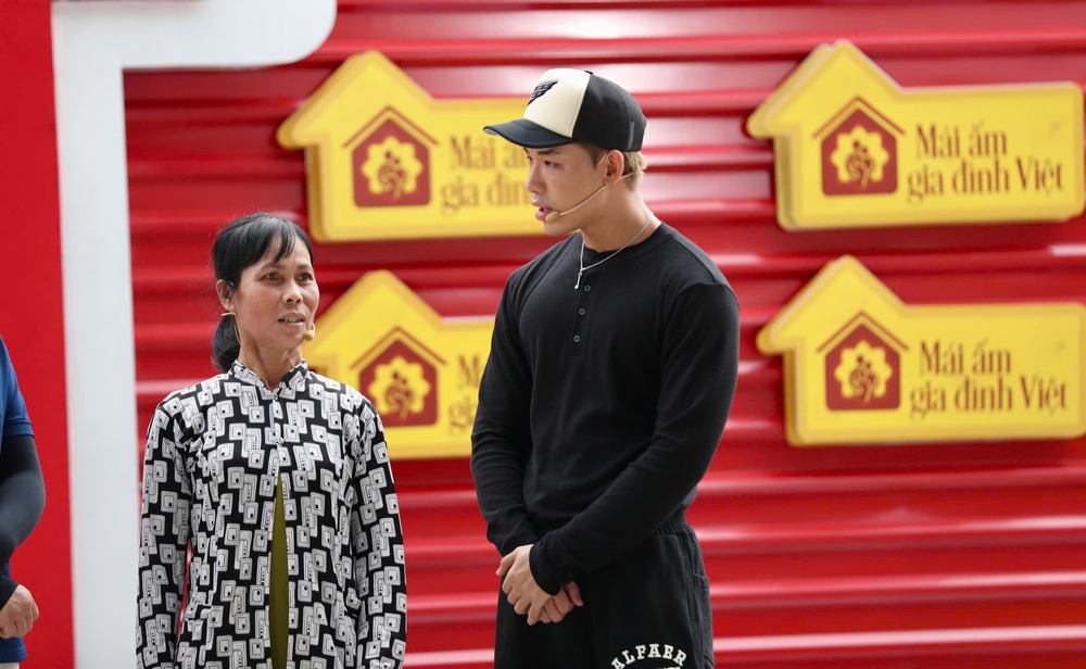 “Mái ấm gia đình Việt” ghi hình tại An Giang: Quách Tuấn Du nhớ tuổi thơ bán bánh, Phương Trinh Jolie khóc nức nở vì đồng cảm