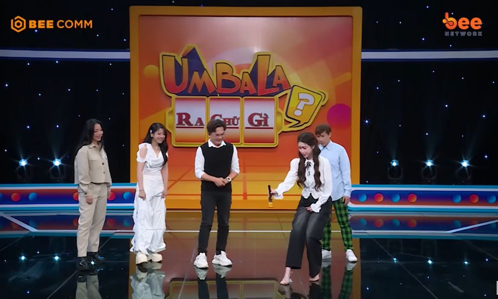 Nam MC ba thứ tiếng bứt phá đánh bại đội của Bảo Yến Rosie tại “Úm Ba La Ra Chữ Gì?” 