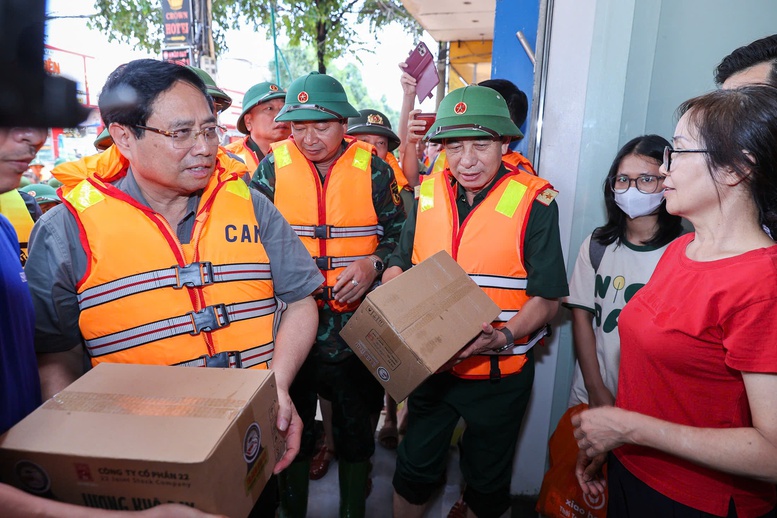 Thủ tướng đến Thái Nguyên, lội nước đi thăm hỏi người dân