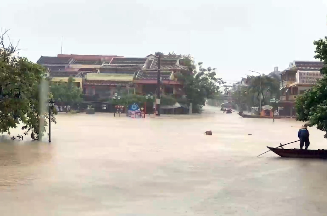 Hội An ngập sâu, du khách vẫn thích chèo thuyền đi dạo