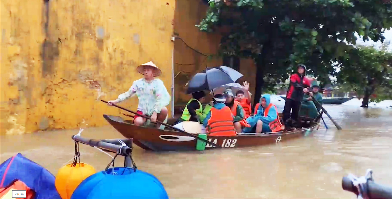 Hội An ngập sâu, du khách vẫn thích chèo thuyền đi dạo