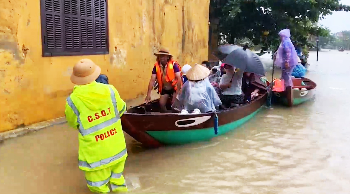 Hội An ngập sâu, du khách vẫn thích chèo thuyền đi dạo