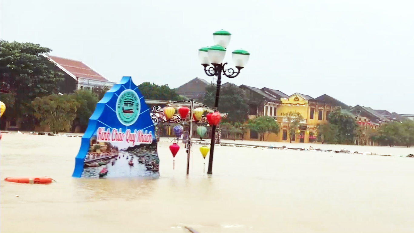 Hội An ngập sâu, du khách vẫn thích chèo thuyền đi dạo