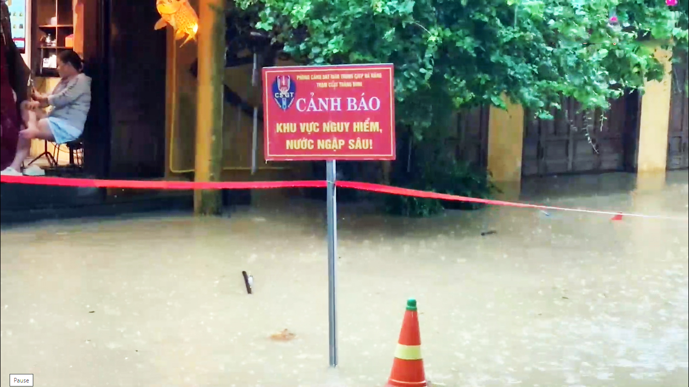 Hội An ngập sâu, du khách vẫn thích chèo thuyền đi dạo