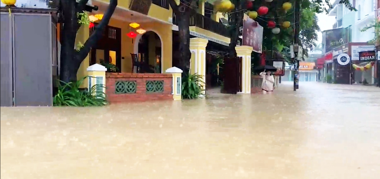 Hội An ngập sâu, du khách vẫn thích chèo thuyền đi dạo