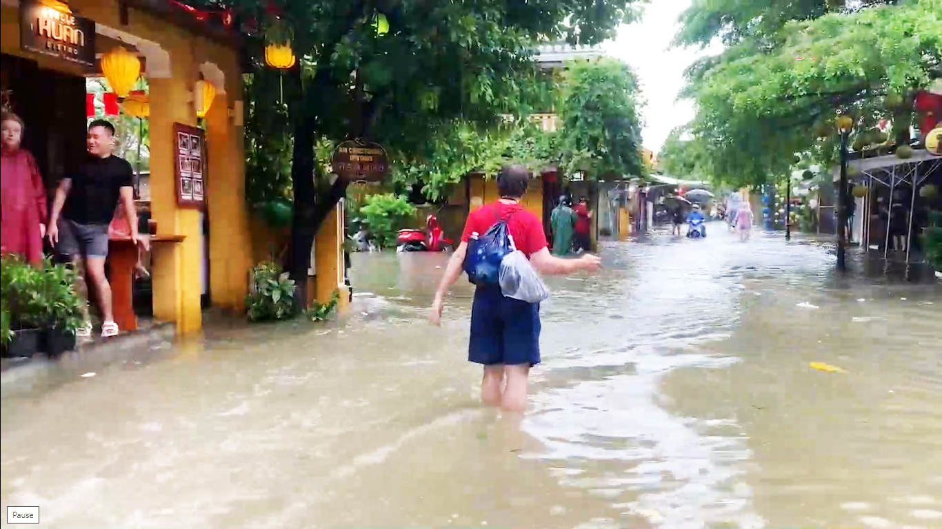 Hội An ngập sâu, du khách vẫn thích chèo thuyền đi dạo