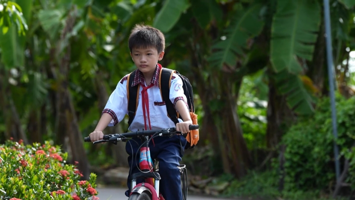 MisThy rơi nước mắt khi cô bé 10 tuổi hỏi: “Không biết mẹ có thương con không?”