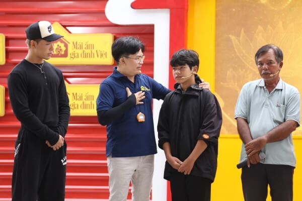 Hoa hậu Phương Linh và rapper Wean xúc động trước nghị lực của hai em nhỏ trong Mái ấm gia đình Việt