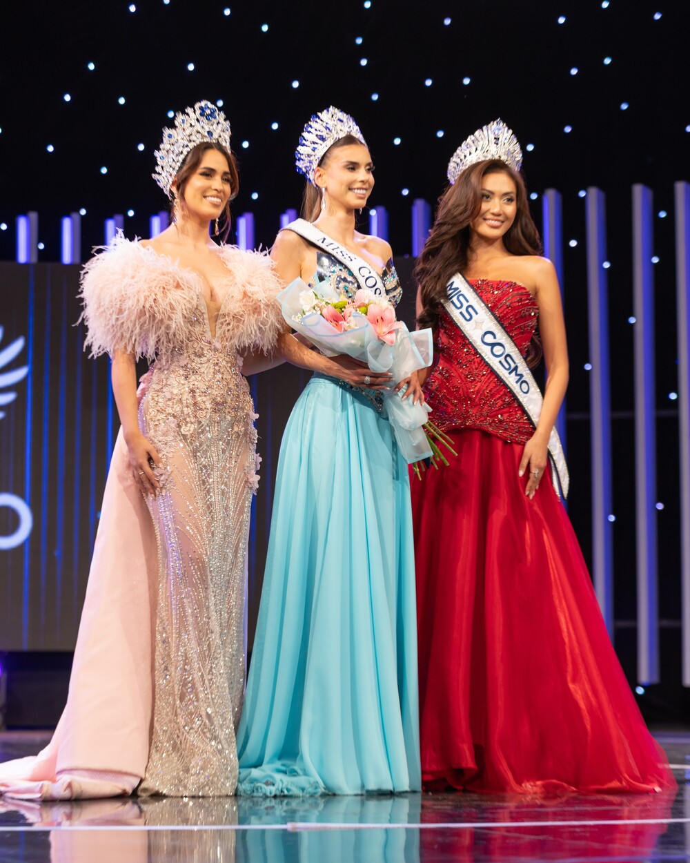 Chuỗi công du 4 quốc gia của Miss Cosmo 2024: Trao sash cho Hoa hậu Mỹ, xuất hiện nổi bật trên truyền hình Mexico và Panama