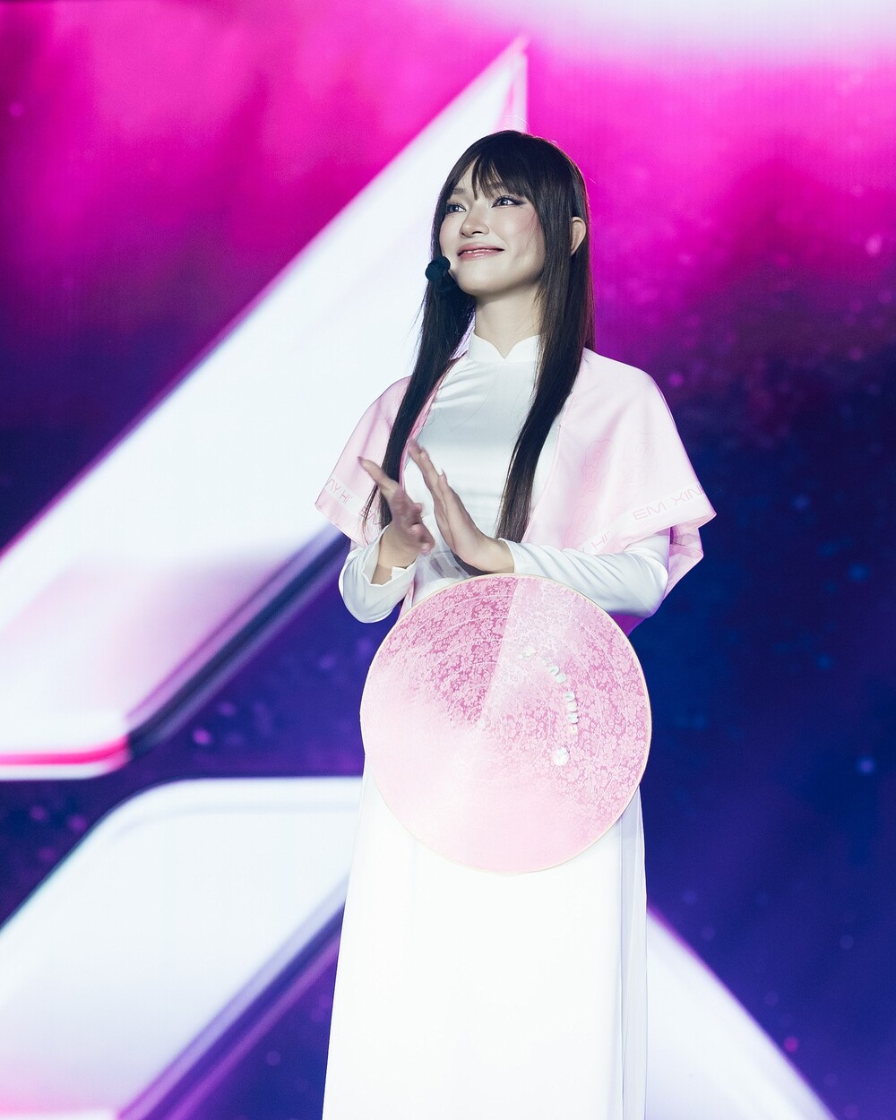 Châu Bùi kể câu chuyện của chính mình qua âm nhạc và thời trang tại “Em Xinh Say Hi Concert”