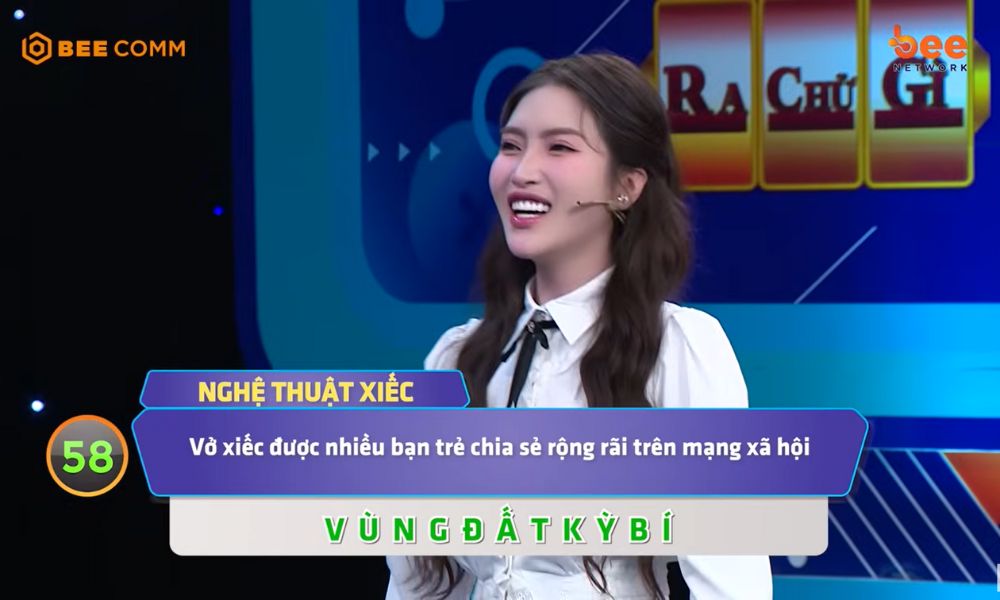Nam MC ba thứ tiếng bứt phá đánh bại đội của Bảo Yến Rosie tại “Úm Ba La Ra Chữ Gì?” 