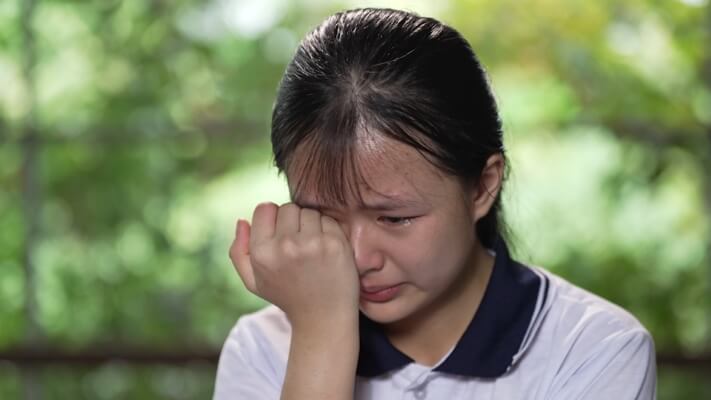 Phương Trinh Jolie bật khóc khi thấy hình ảnh tuổi thơ mình trong cô bé mồ côi ở “Mái ấm gia đình Việt”