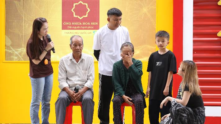 MisThy rơi nước mắt khi cô bé 10 tuổi hỏi: “Không biết mẹ có thương con không?”