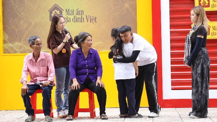 MisThy rơi nước mắt khi cô bé 10 tuổi hỏi: “Không biết mẹ có thương con không?”