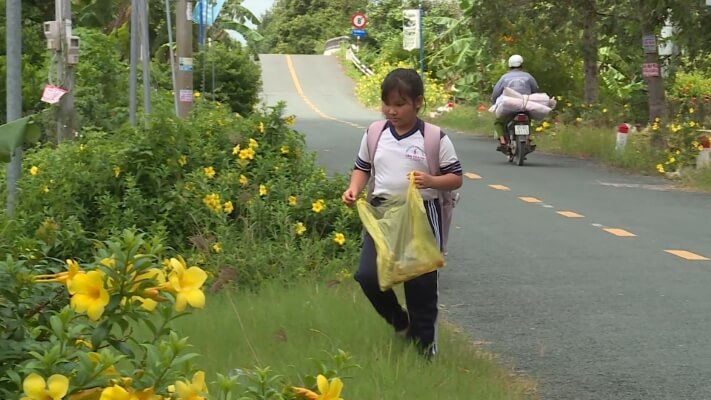 MisThy rơi nước mắt khi cô bé 10 tuổi hỏi: “Không biết mẹ có thương con không?”