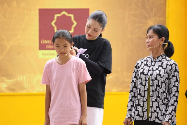 Hoa hậu Phương Linh và rapper Wean xúc động trước nghị lực của hai em nhỏ trong Mái ấm gia đình Việt