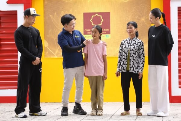 Hoa hậu Phương Linh và rapper Wean xúc động trước nghị lực của hai em nhỏ trong Mái ấm gia đình Việt
