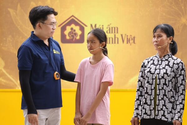 Hoa hậu Phương Linh và rapper Wean xúc động trước nghị lực của hai em nhỏ trong Mái ấm gia đình Việt