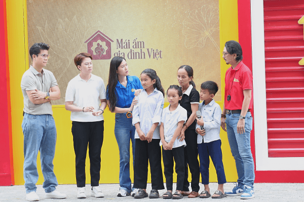 Lâm Vỹ Dạ quỳ gối xin suất sửa nhà cho bé gái lớp 7 mồ côi cha trong “Mái ấm gia đình Việt”