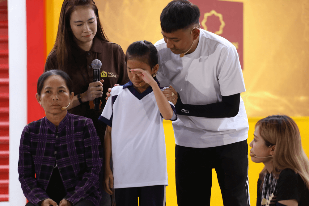 MC Thanh Thảo bật khóc trước bé gái mồ côi chưa từng biết mặt cha