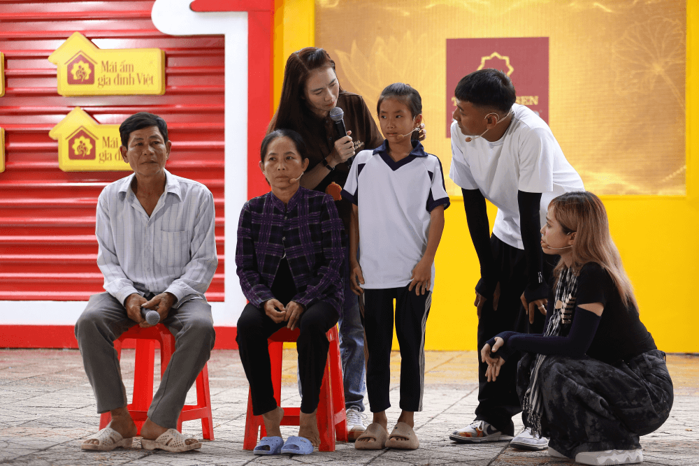 MC Thanh Thảo bật khóc trước bé gái mồ côi chưa từng biết mặt cha