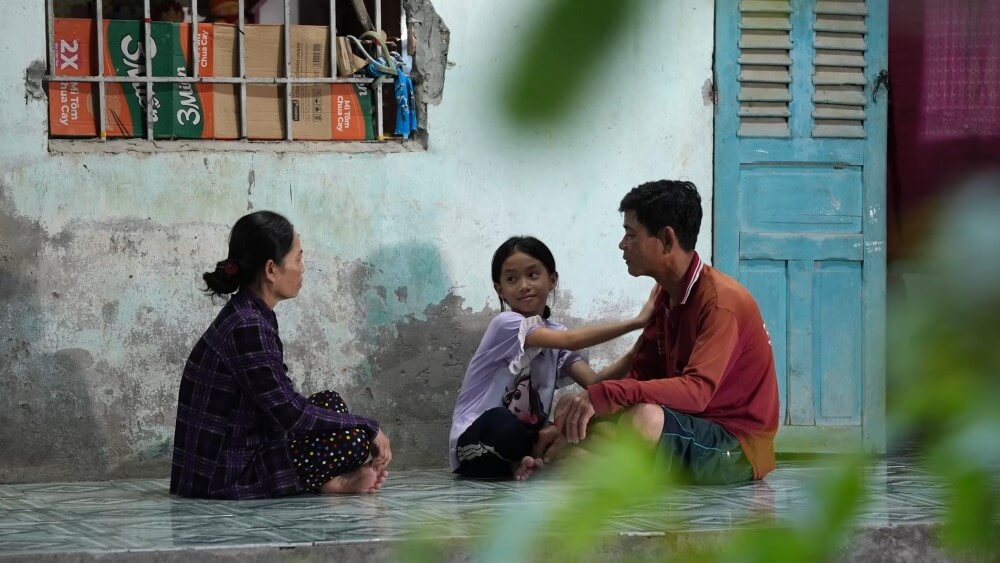 MC Thanh Thảo bật khóc trước bé gái mồ côi chưa từng biết mặt cha