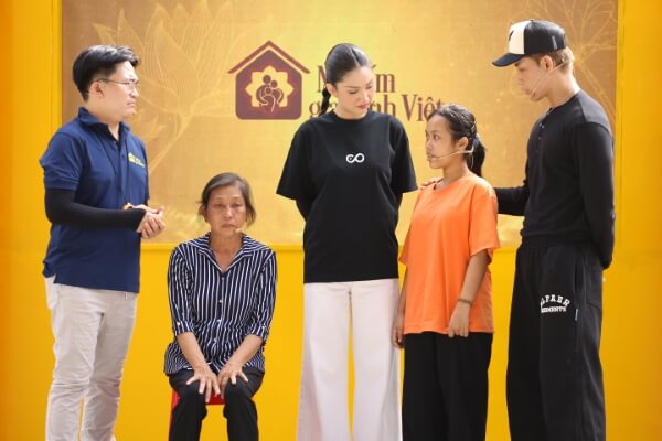 MC Đại Nghĩa xúc động trước người phụ nữ cưu mang em nuôi bị tâm thần hơn 20 năm