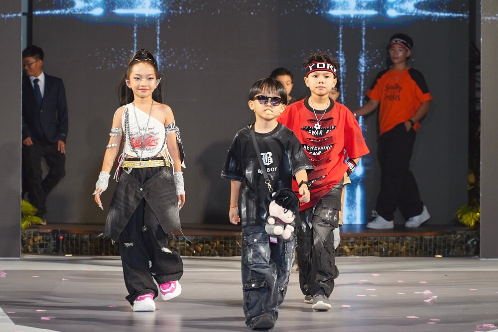 Rapper nhí “Em bé chất” Xệ Xệ làm vedette, khuấy động sàn diễn thời trang