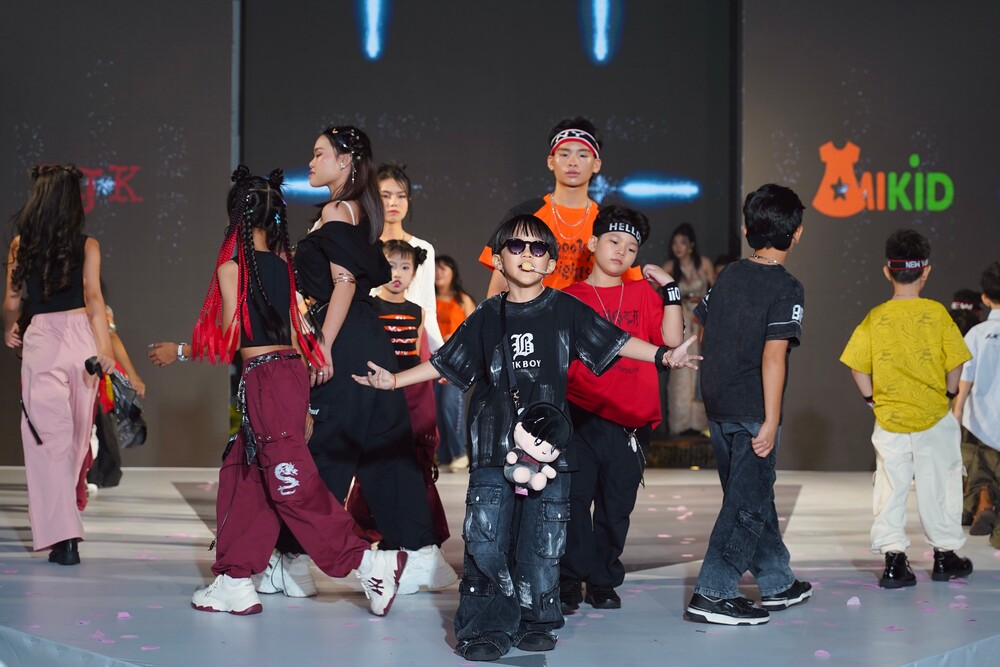 Rapper nhí “Em bé chất” Xệ Xệ làm vedette, khuấy động sàn diễn thời trang