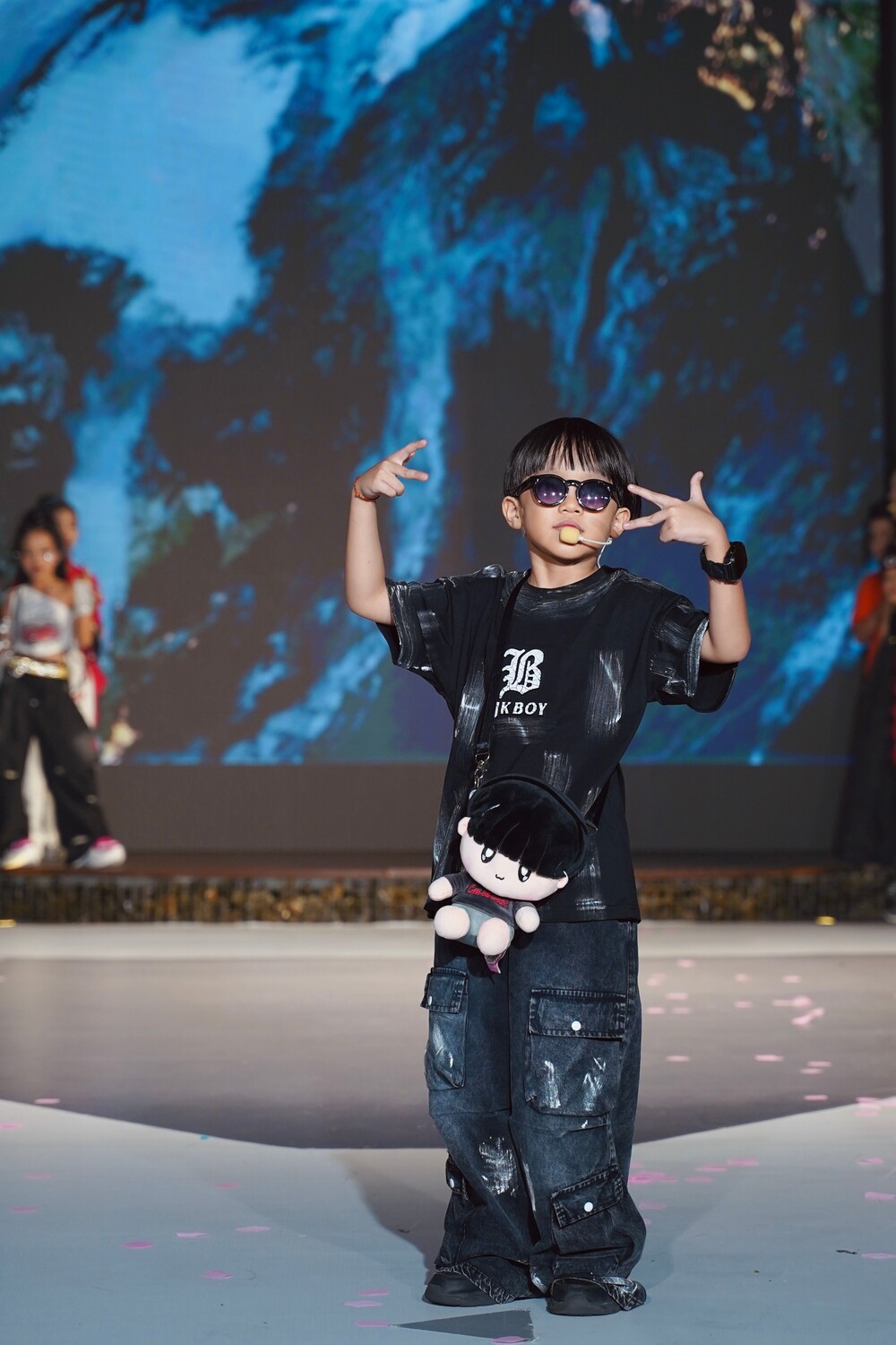 Rapper nhí “Em bé chất” Xệ Xệ làm vedette, khuấy động sàn diễn thời trang