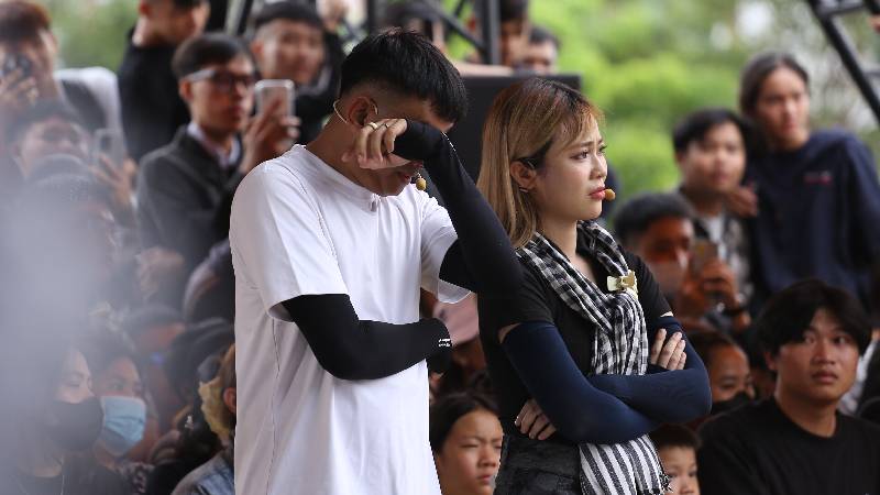 MisThy rơi nước mắt khi cô bé 10 tuổi hỏi: “Không biết mẹ có thương con không?”