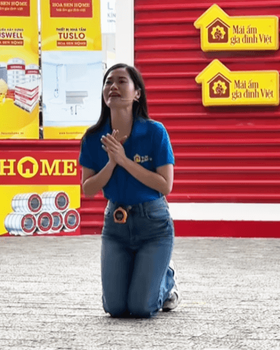 Lâm Vỹ Dạ quỳ gối xin suất sửa nhà cho bé gái lớp 7 mồ côi cha trong “Mái ấm gia đình Việt”