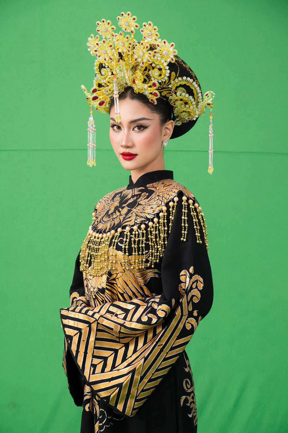 Hoa hậu Phương Linh hoá thân nữ du kích, Thái hậu Dương Vân Nga trong hình hiệu Miss Cosmo 2025