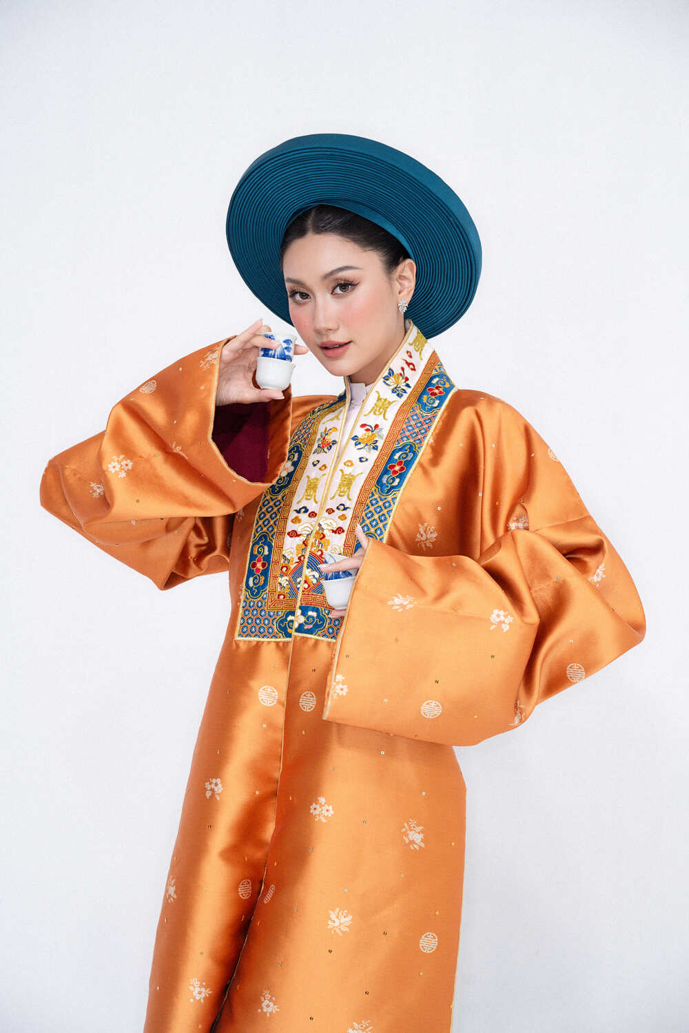 Hoa hậu Phương Linh hoá thân nữ du kích, Thái hậu Dương Vân Nga trong hình hiệu Miss Cosmo 2025