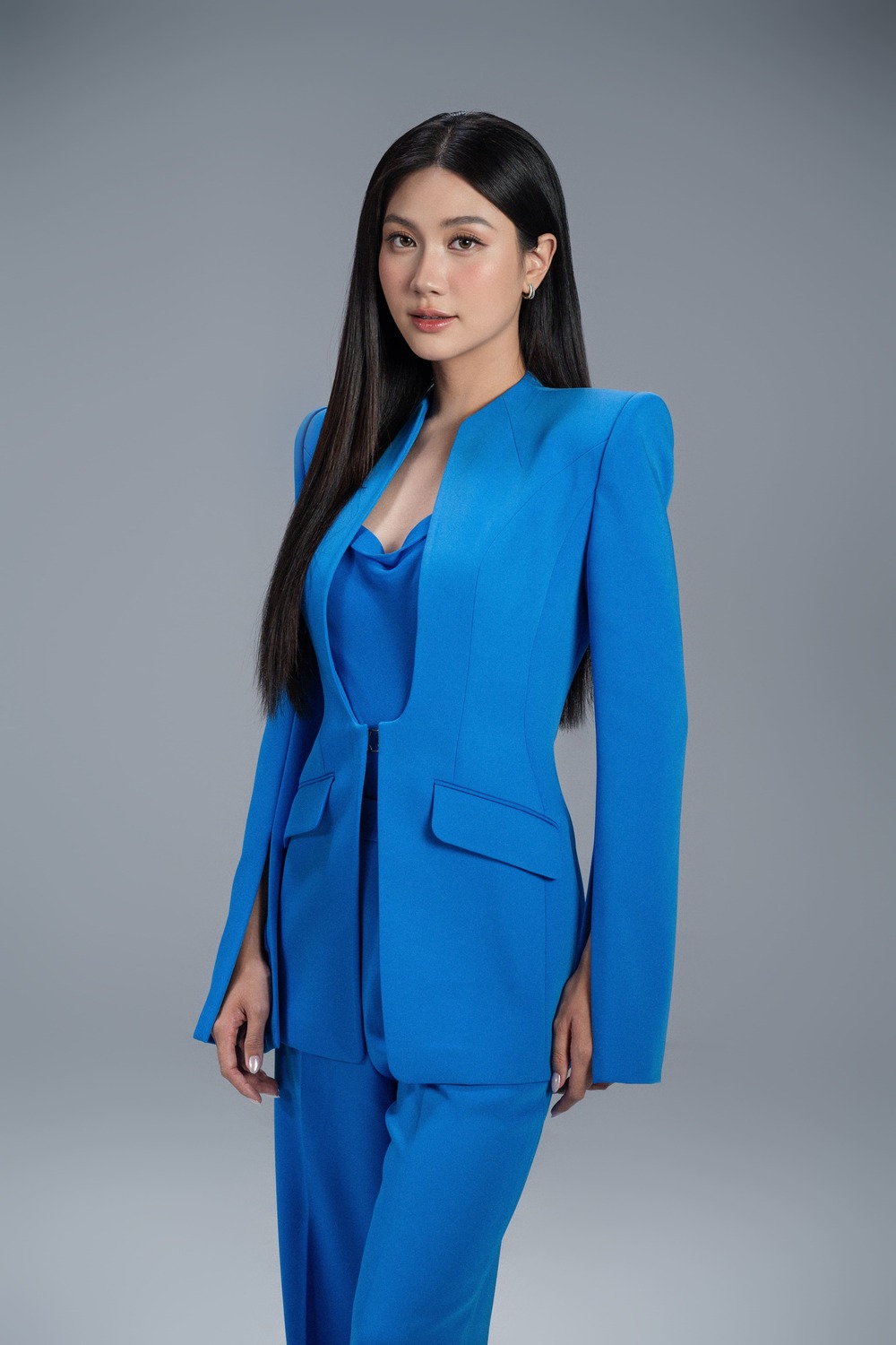 Hoa hậu Phương Linh hoá thân nữ du kích, Thái hậu Dương Vân Nga trong hình hiệu Miss Cosmo 2025