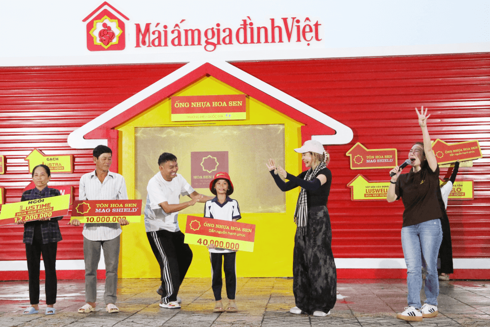 MC Thanh Thảo bật khóc trước bé gái mồ côi chưa từng biết mặt cha