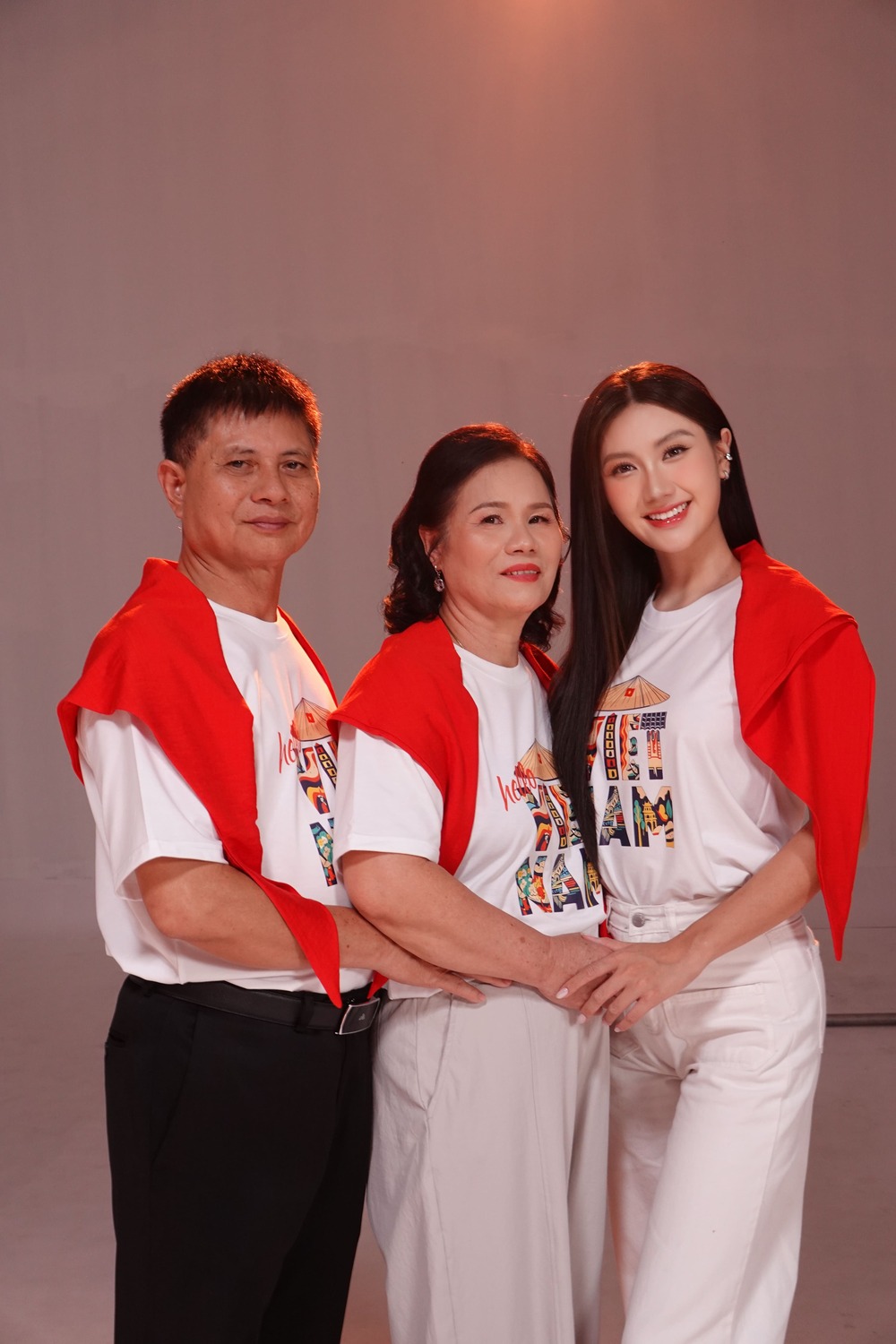 Hoa hậu Phương Linh hoá thân nữ du kích, Thái hậu Dương Vân Nga trong hình hiệu Miss Cosmo 2025