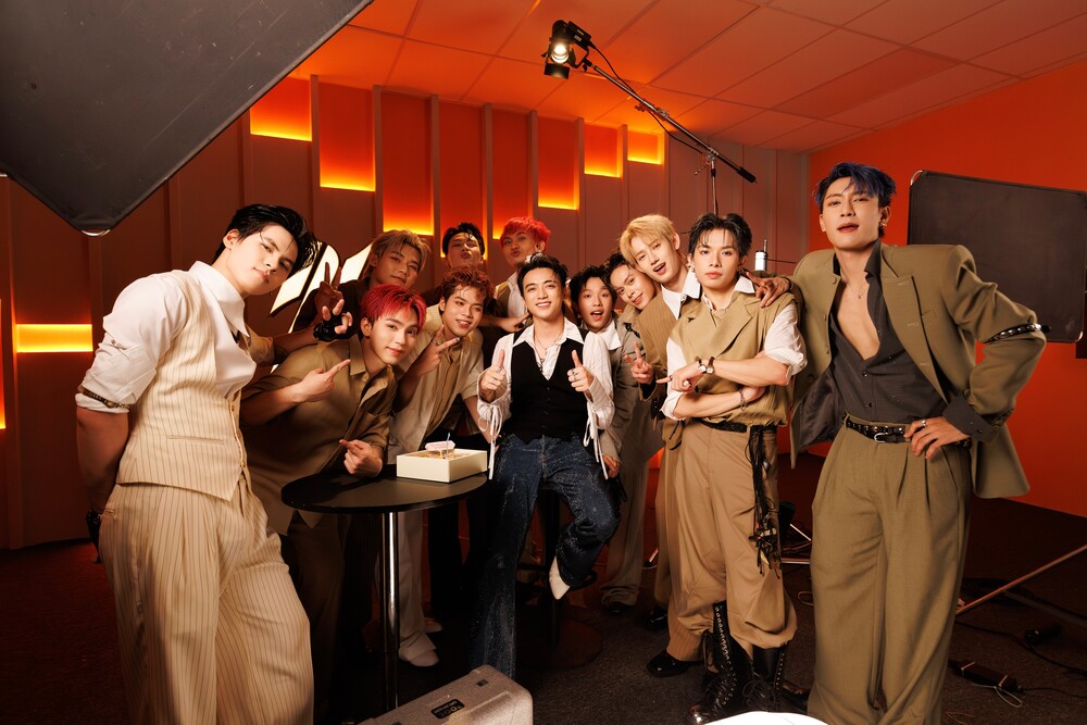 Sinh nhật đáng nhớ của SOOBIN: Lần đầu được “11 con trai” tổ chức bất ngờ