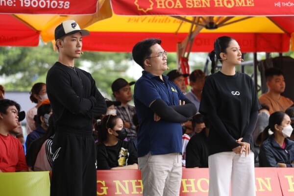 Hoa hậu Phương Linh và rapper Wean xúc động trước nghị lực của hai em nhỏ trong Mái ấm gia đình Việt