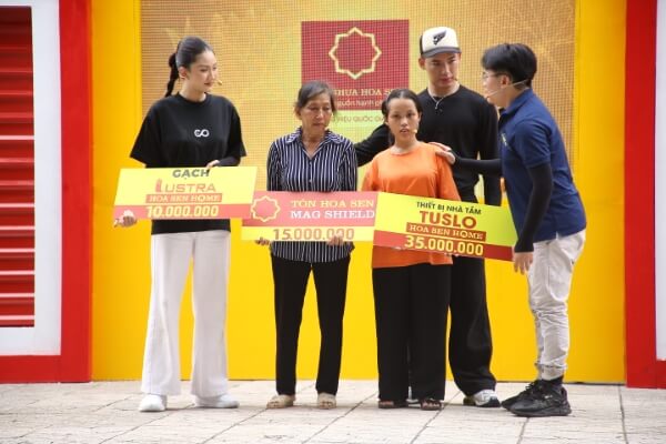 MC Đại Nghĩa xúc động trước người phụ nữ cưu mang em nuôi bị tâm thần hơn 20 năm