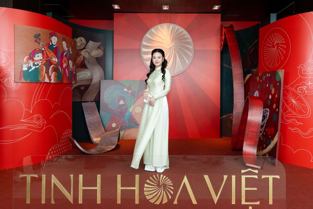 Midu diện áo dài đọ sắc Hoa hậu Phương Linh, Hà Trúc Linh tại họp báo ra mắt Giải thưởng Tinh Hoa Việt