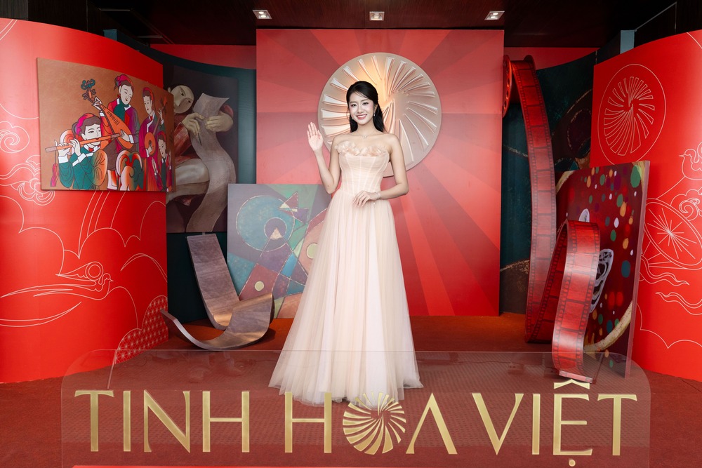 Midu diện áo dài đọ sắc Hoa hậu Phương Linh, Hà Trúc Linh tại họp báo ra mắt Giải thưởng Tinh Hoa Việt