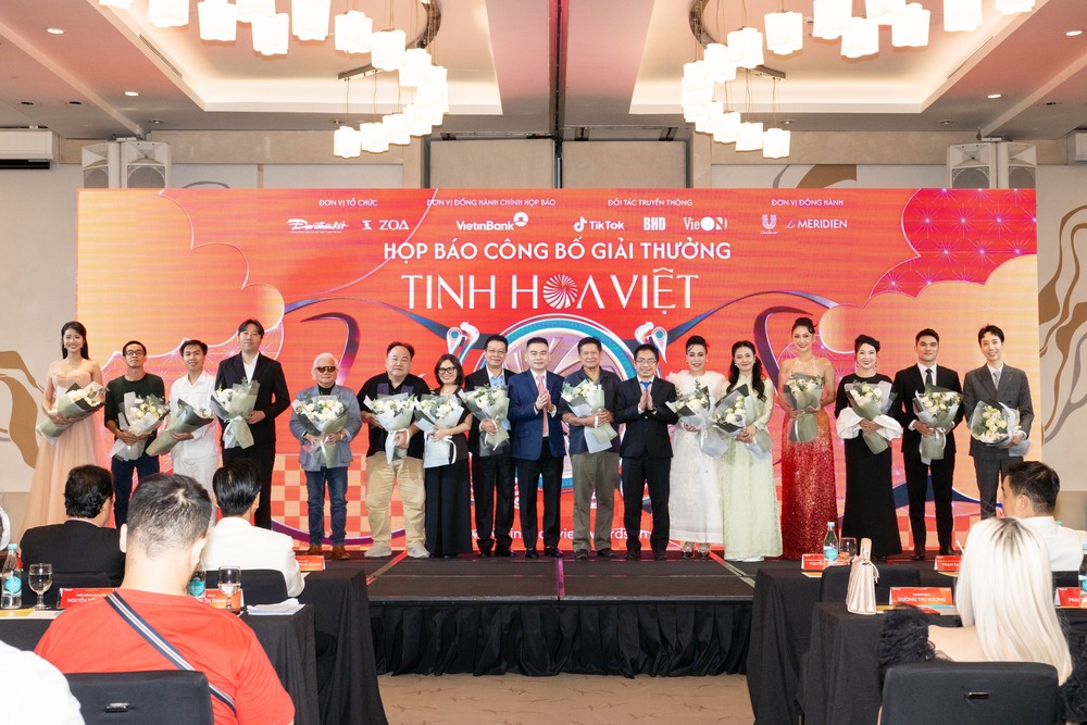 Midu diện áo dài đọ sắc Hoa hậu Phương Linh, Hà Trúc Linh tại họp báo ra mắt Giải thưởng Tinh Hoa Việt