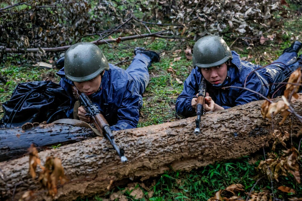 Chiến sĩ quả cảm: Tăng Duy Tân, Hưng Nguyễn nhập viện