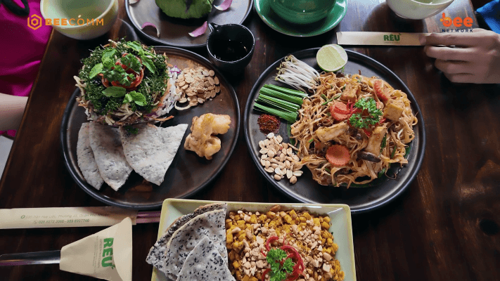 Lâm Nguyễn và Năm Chà đại náo nhà hàng chay phong cách Hội An giữa lòng TP.HCM