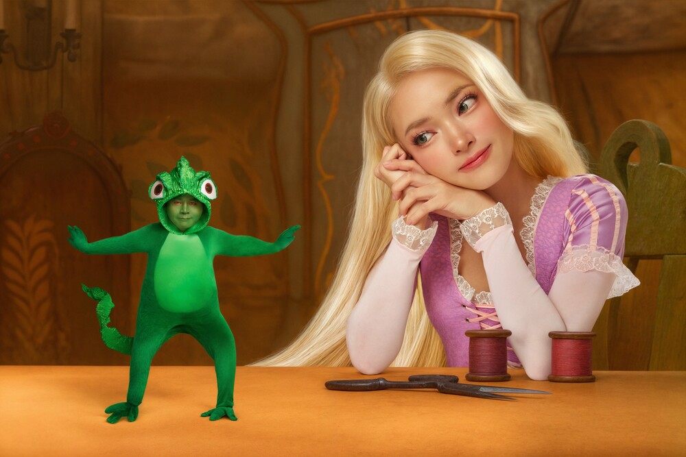 Châu Bùi và Binz hóa thân thành công chúa Rapunzel và tắc kè Pascal dịp Halloween