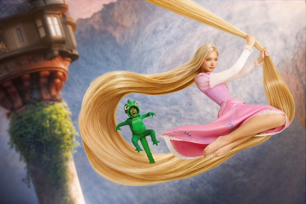 Châu Bùi và Binz hóa thân thành công chúa Rapunzel và tắc kè Pascal dịp Halloween