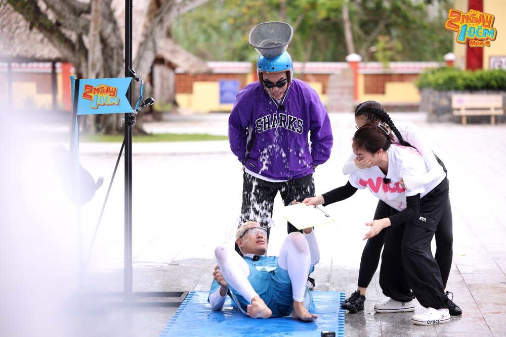 Kaity Nguyễn chật vật trong thử thách hái dừa, được Lê Dương Bảo Lâm ga lăng giải cứu