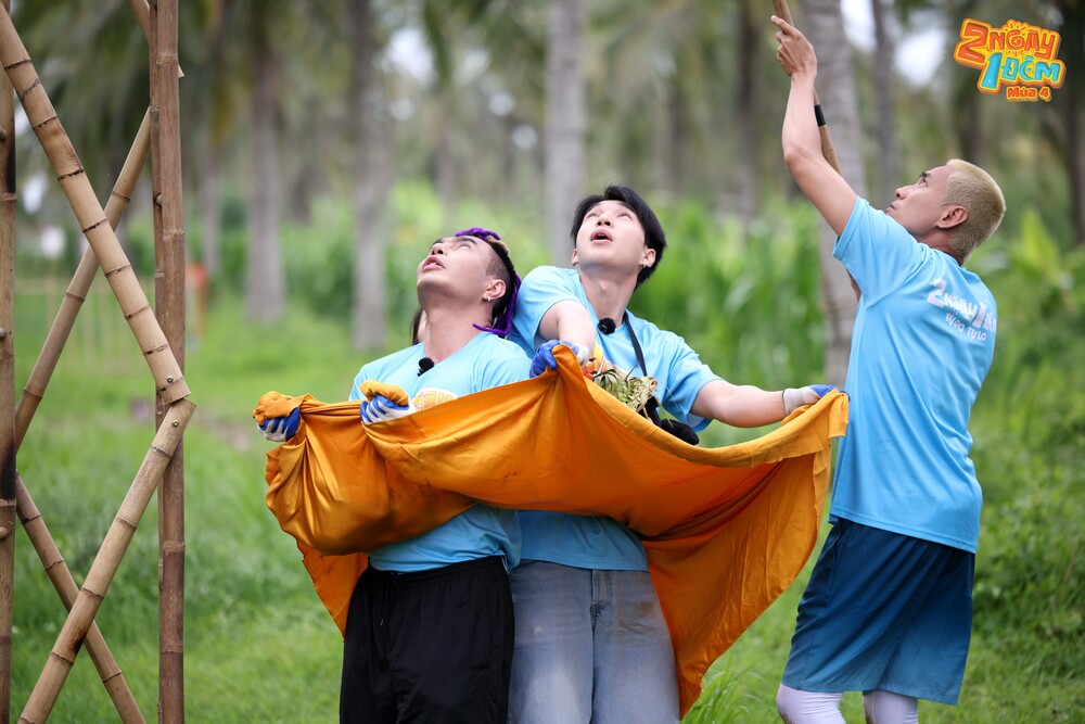 Kaity Nguyễn chật vật trong thử thách hái dừa, được Lê Dương Bảo Lâm ga lăng giải cứu