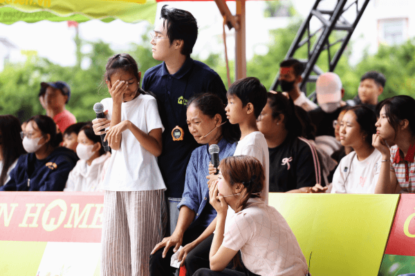 Lâm Hùng xúc động nhắc tuổi thơ mồ côi cha trong chương trình Mái ấm gia đình Việt